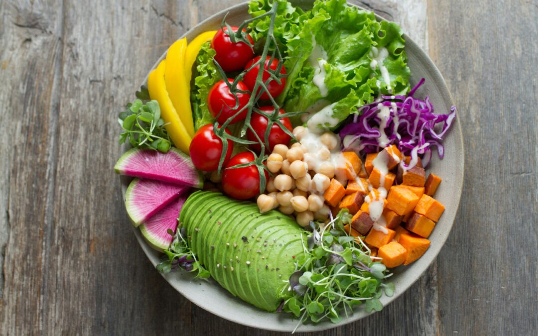 Buddha bowl z batatami i awokado
