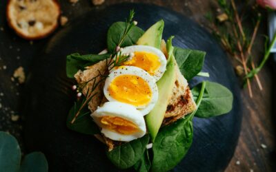 Tost z jajkiem, awokado i szpinakiem